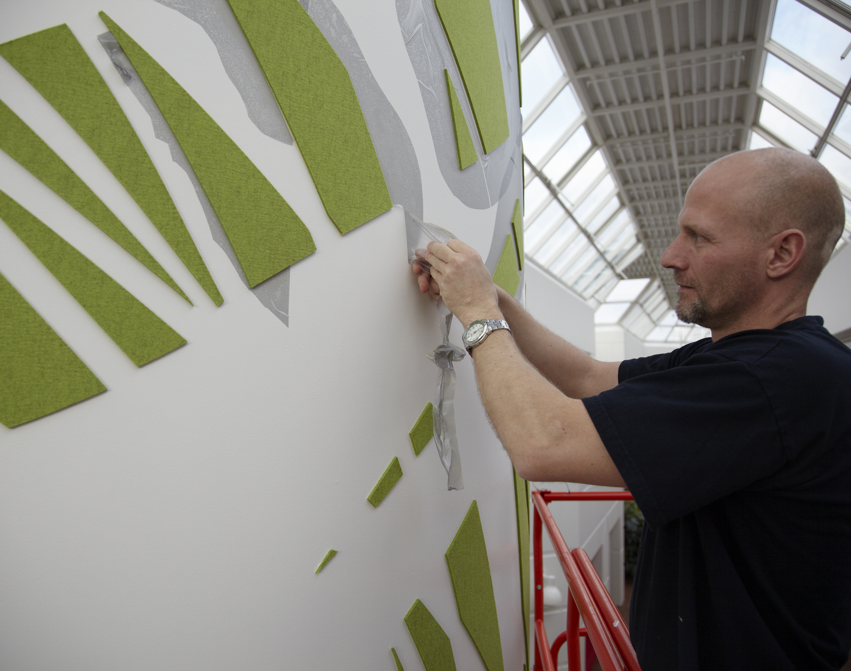 montering af udsmykning med grøn filt på elevatortårn hos Tryg filt (12)